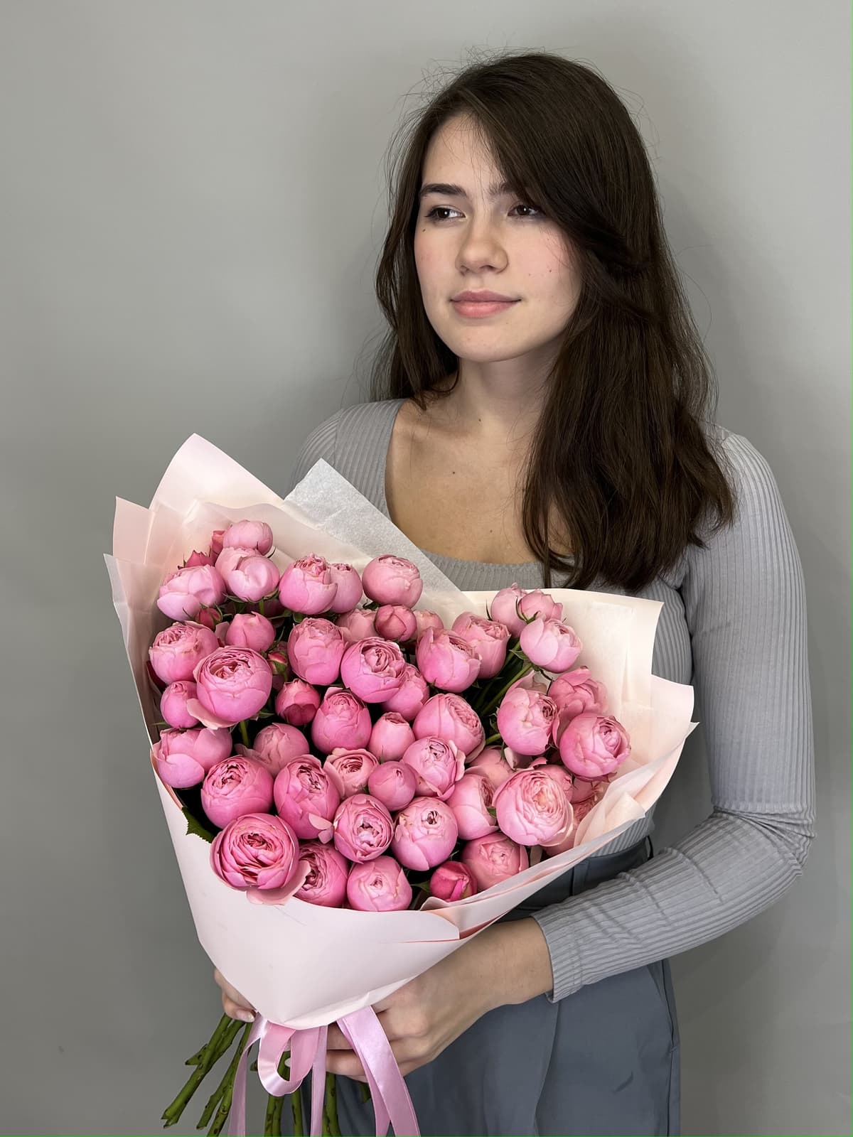 Шикарный букет из 15 кустовых пионовидных роз Silvia pink