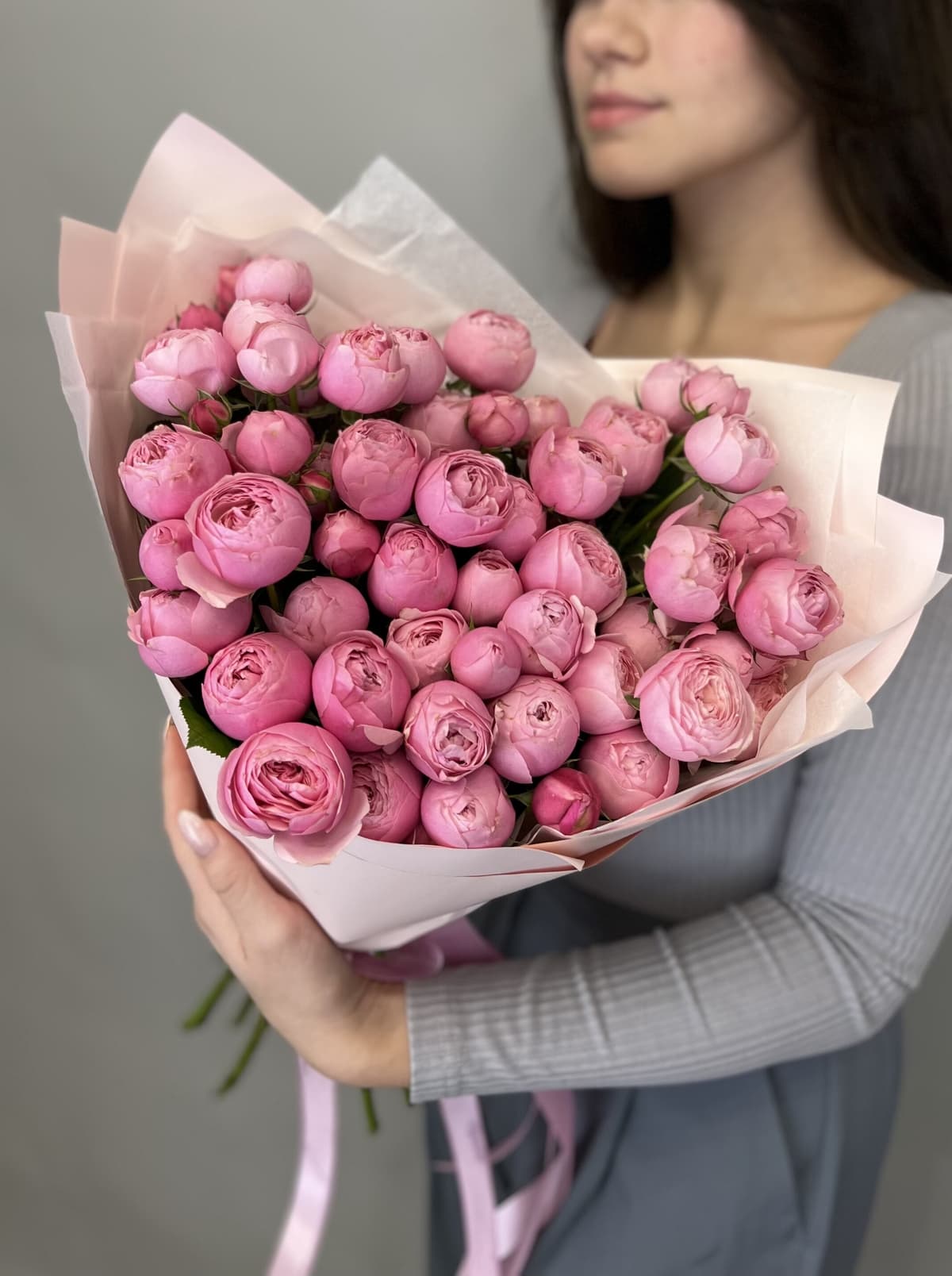 Шикарный букет из 15 кустовых пионовидных роз Silvia pink