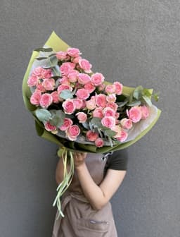 Нежный букет из 15 кустовых роз с эвкалиптом