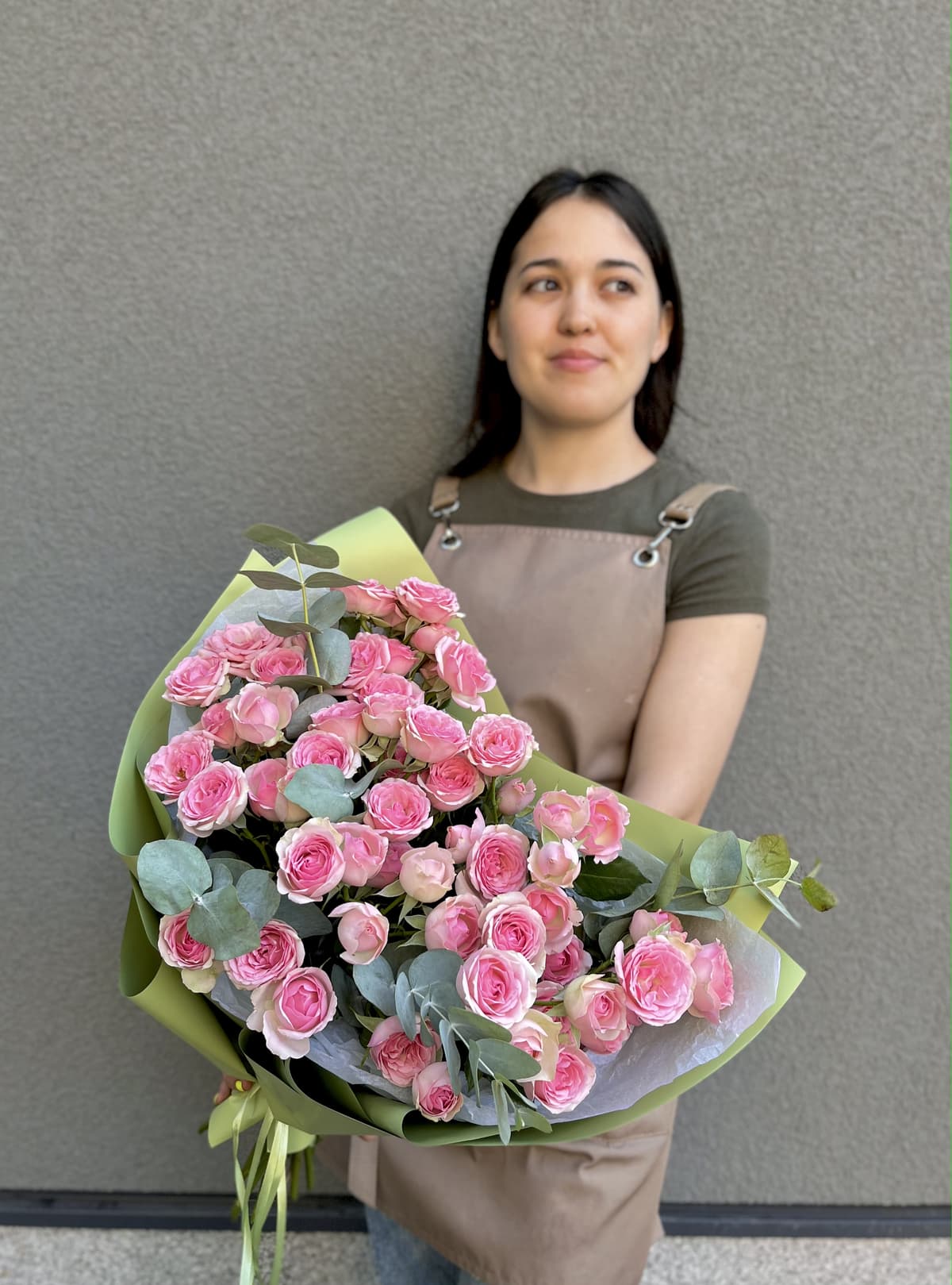 Нежный букет из 15 кустовых роз с эвкалиптом