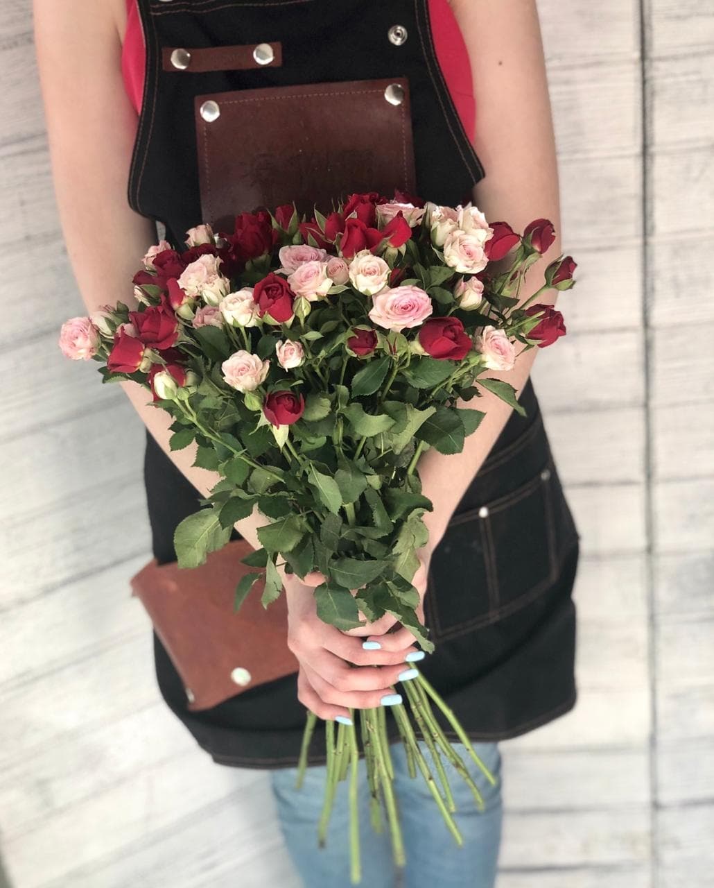 Букет из 15 кустовых роз( цвета на выбор)