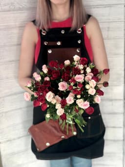 Букет из 15 кустовых роз( цвета на выбор)