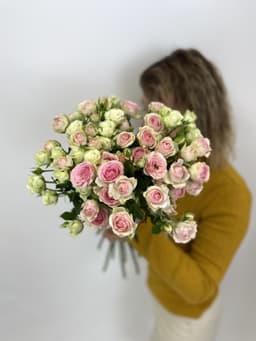 Красочный букет из 15 кустовых роз