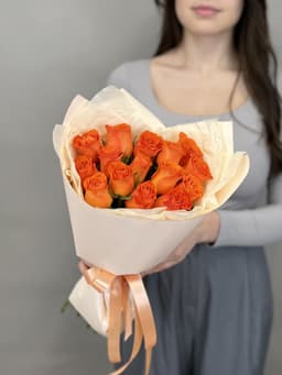 МЕГА АКЦИЯ Букет из 15 оранжевых роз Кения 35-40 см в матовой бумаге