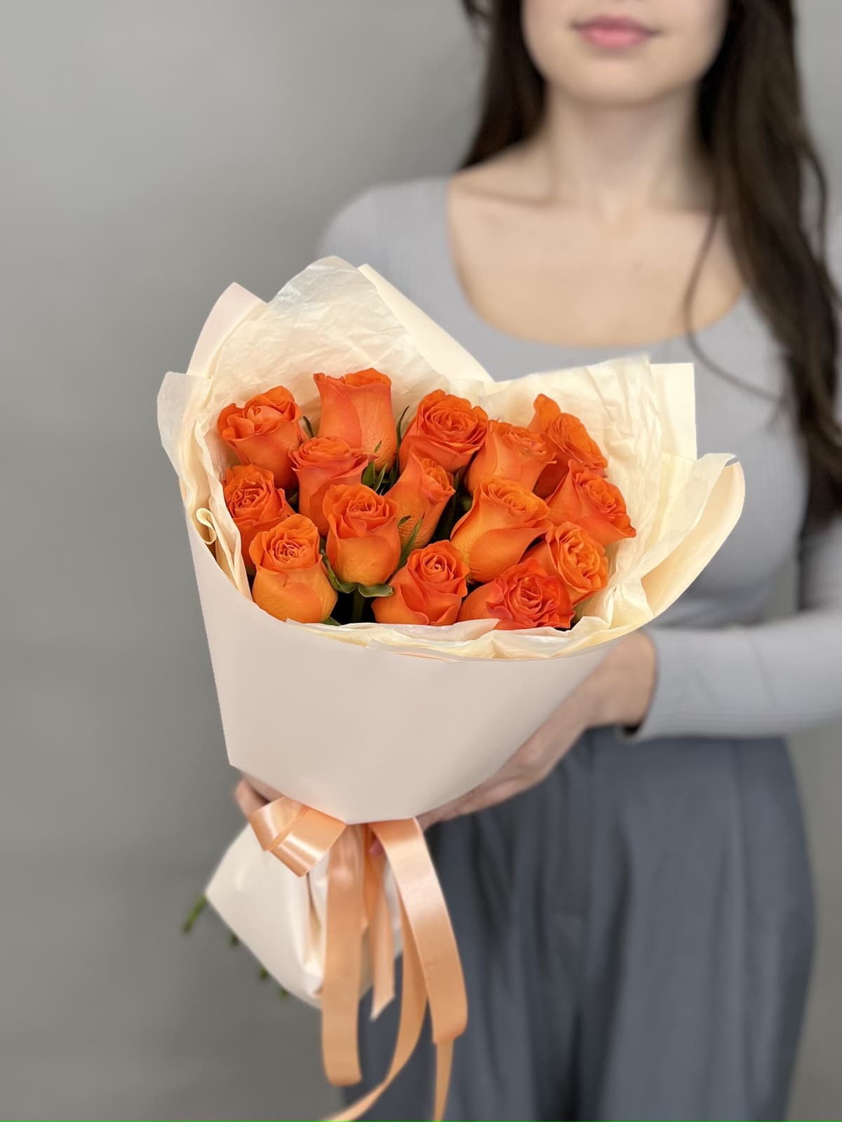 Букет из 15 оранжевых роз Кения 35-40 см в матовой бумаге