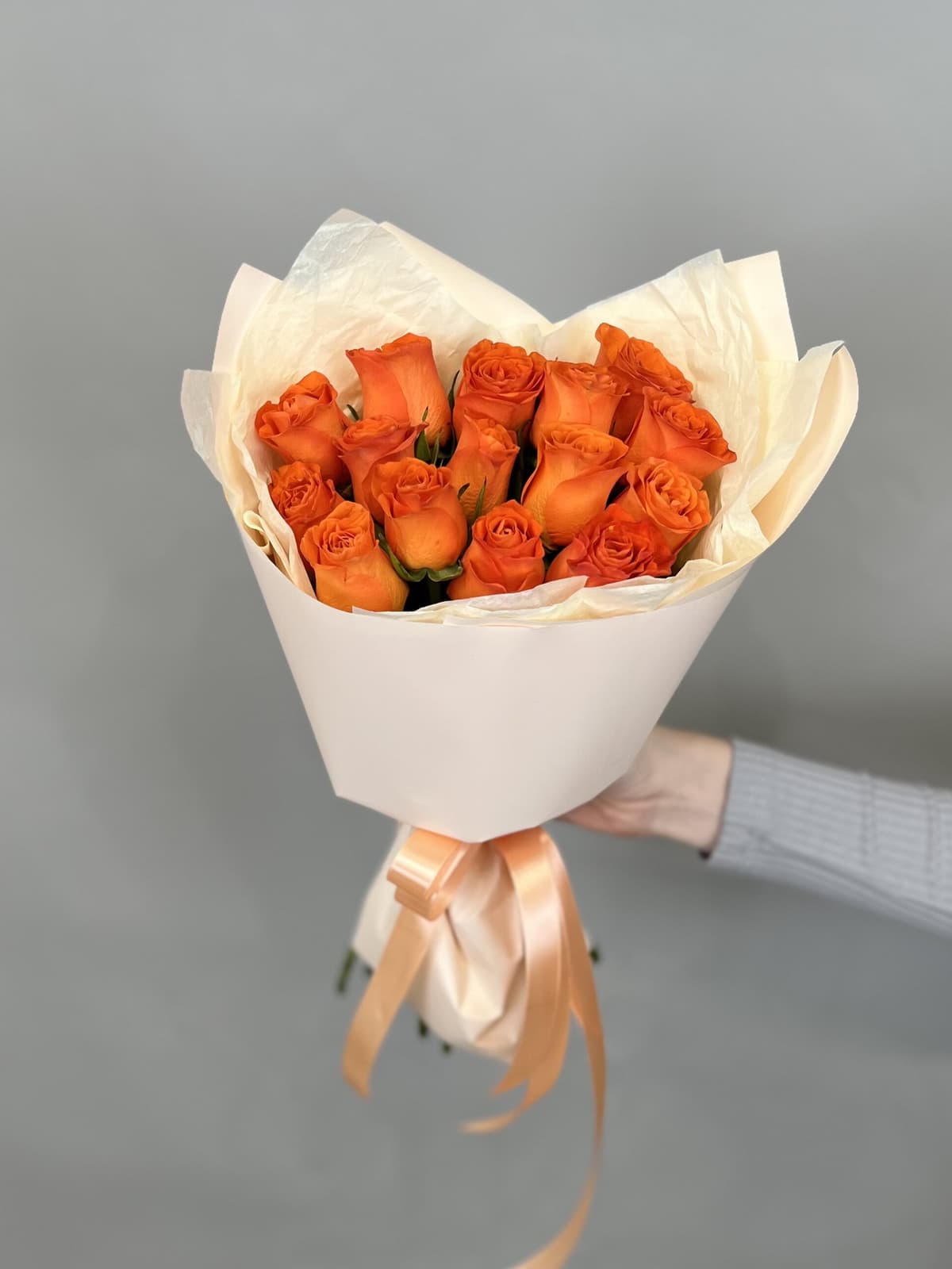 Букет из 15 оранжевых роз Кения 35-40 см в матовой бумаге