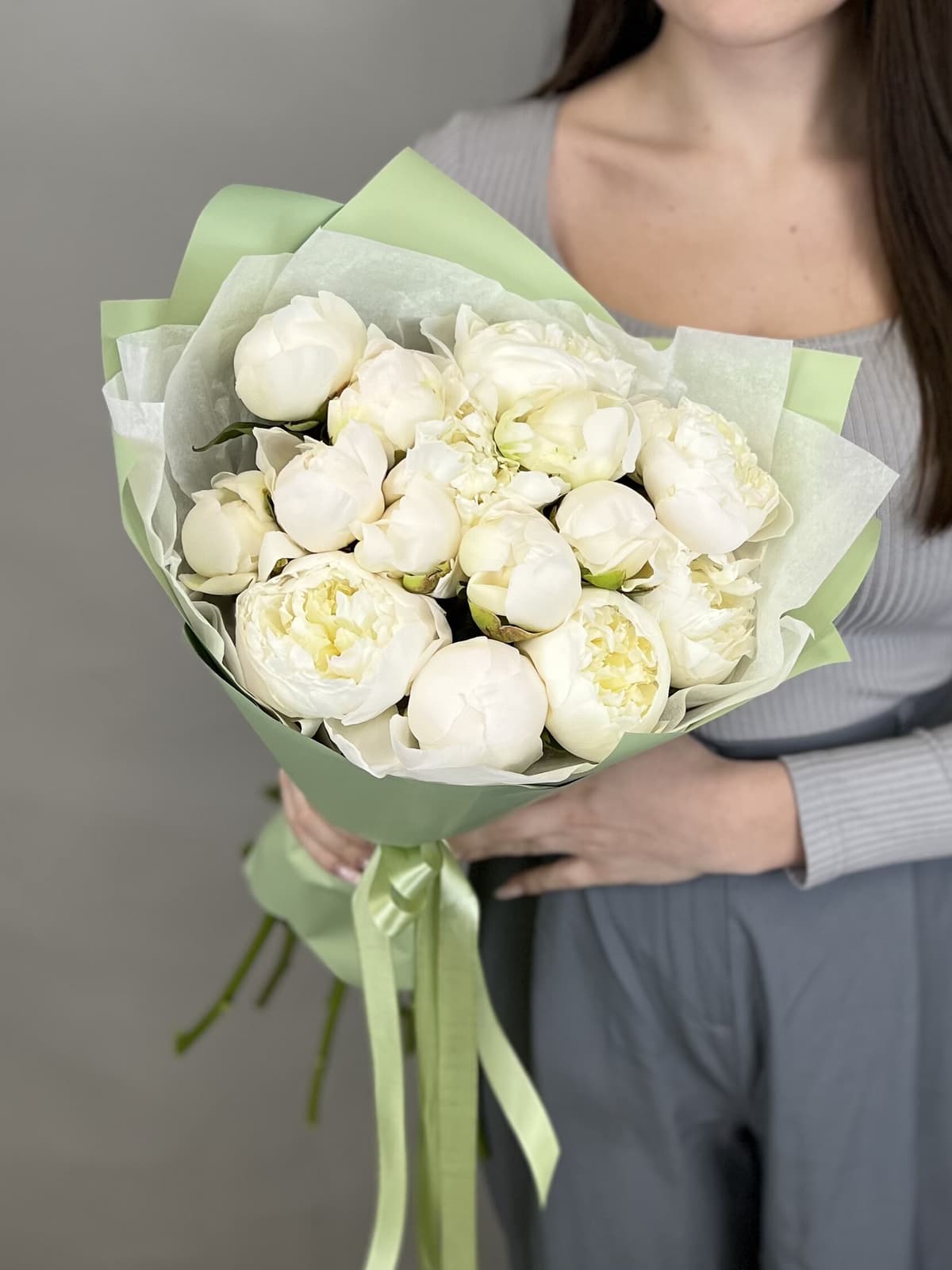 Праздничный букет из 15 пионов Duchesse de Nemo