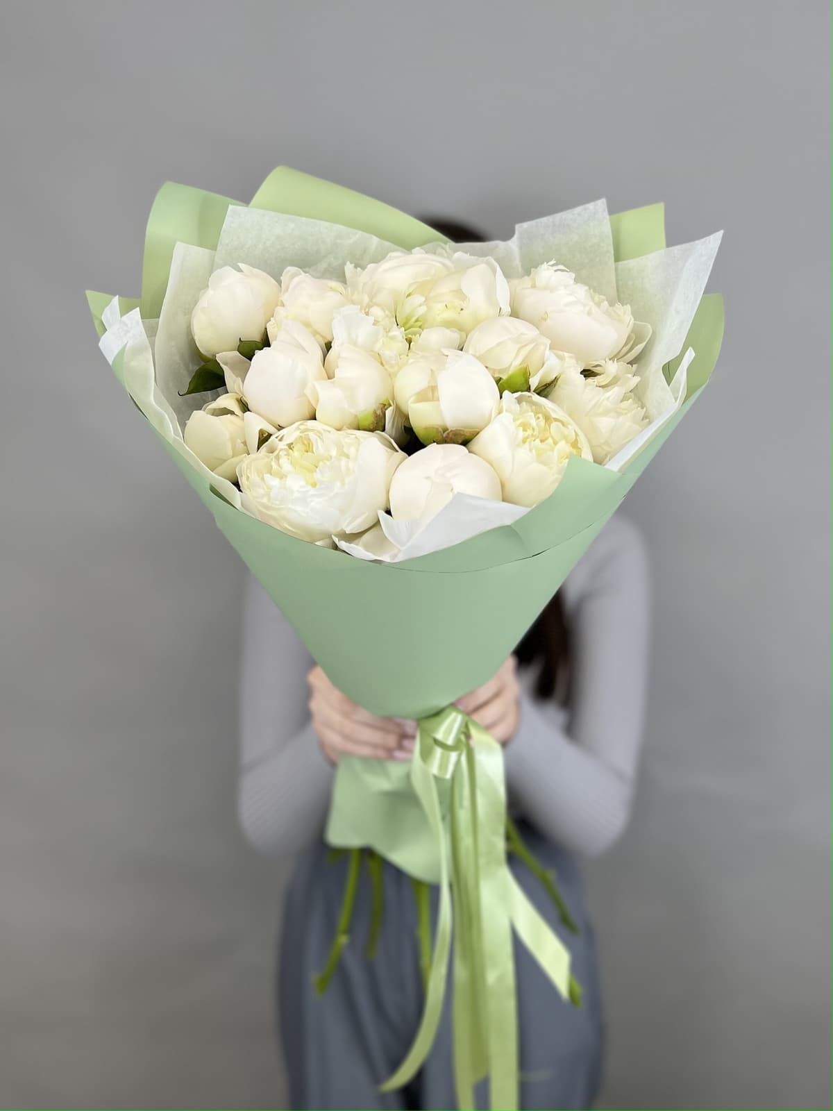 Праздничный букет из 15 пионов Duchesse de Nemo