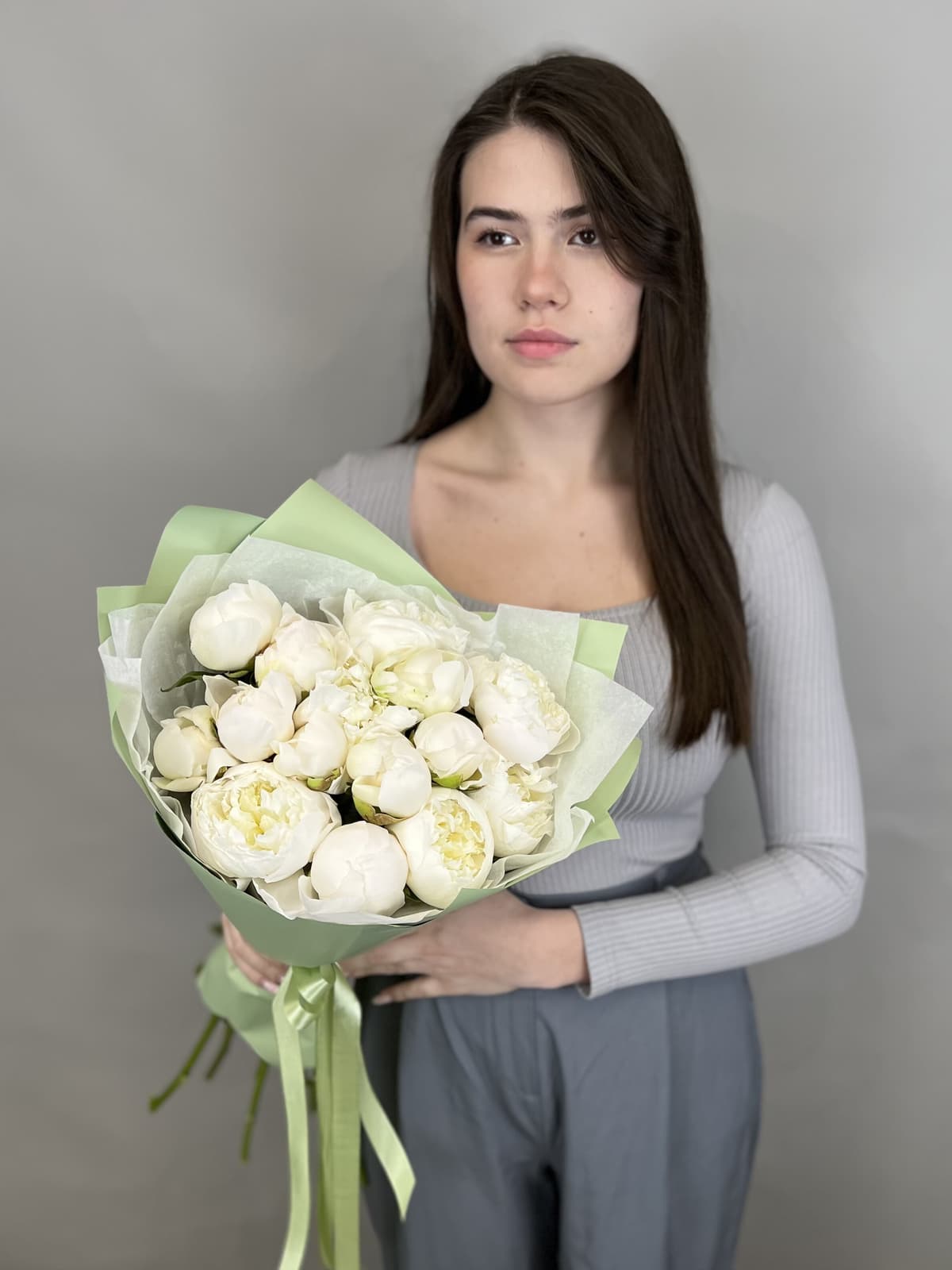 Праздничный букет из 15 пионов Duchesse de Nemo