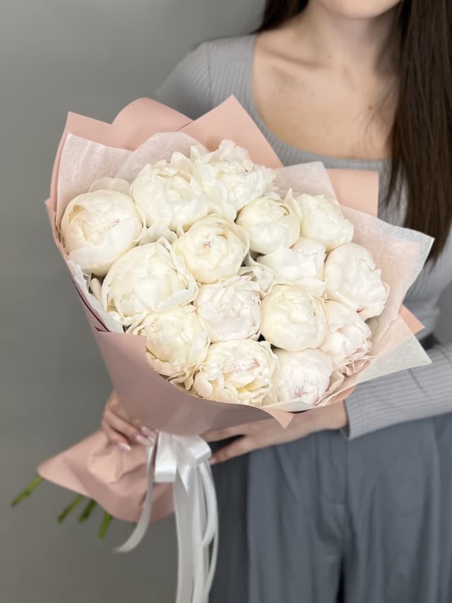 Оригинальный букет из 15 пионов Odile Оригинальный букет из 15 пионов Odile