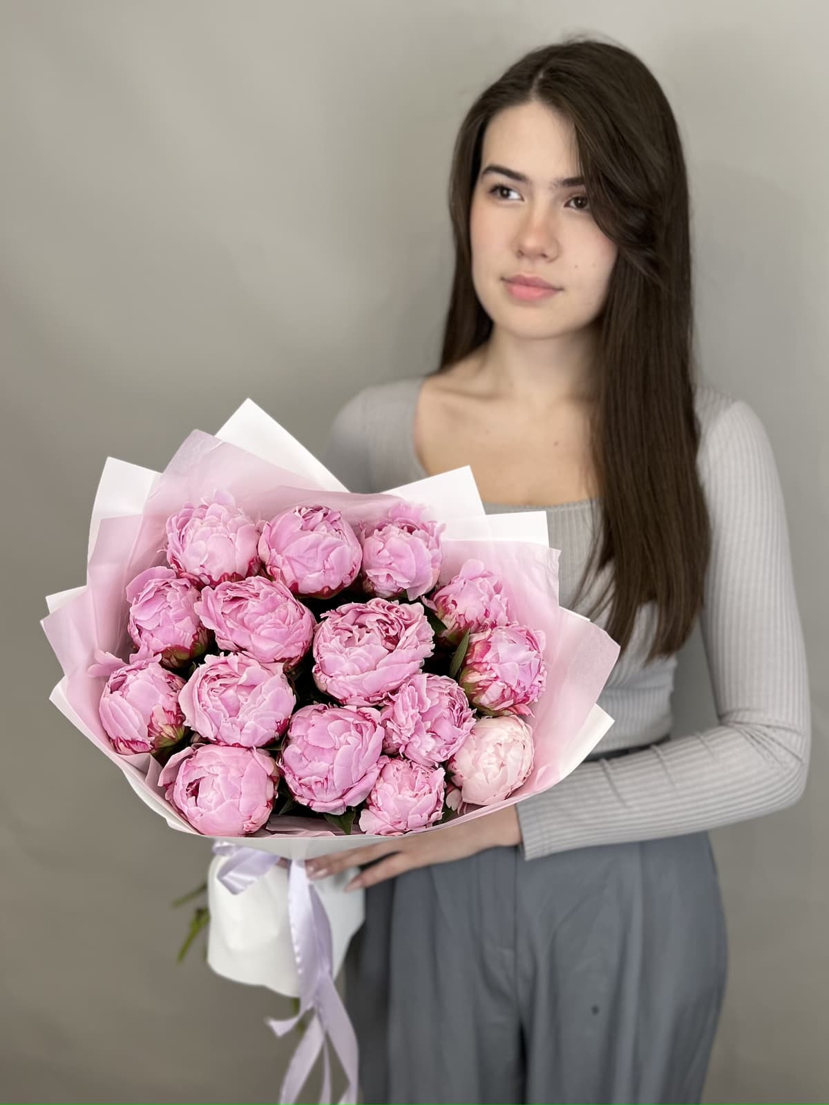 Свежий букет из 15 Пионов «Sara Bernard»