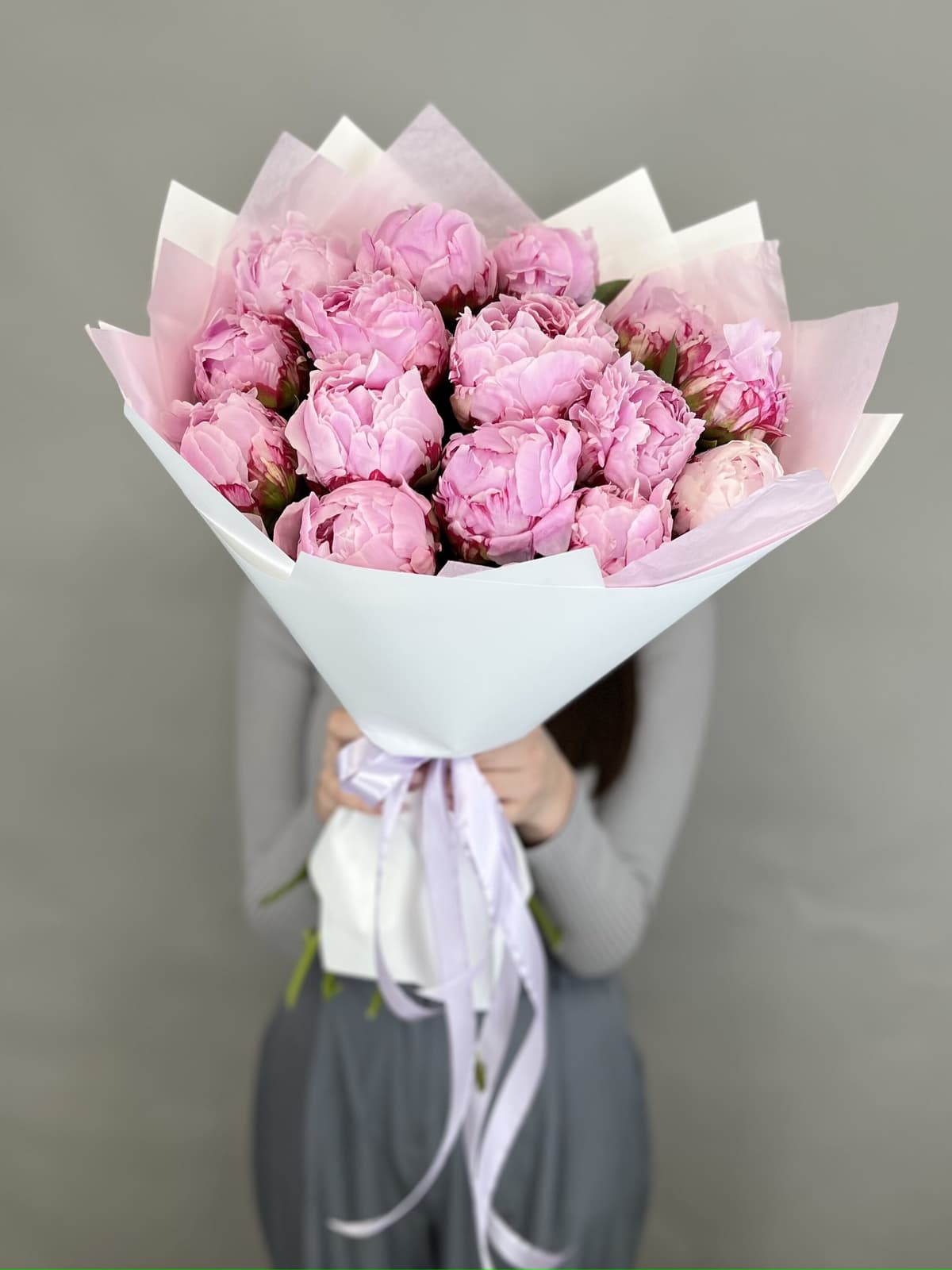 Свежий букет из 15 Пионов "Сара Бернар"