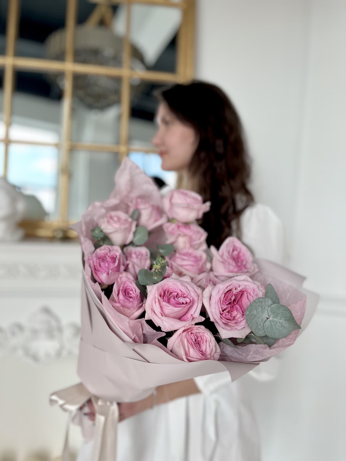 Букет из 15 Пионовидных Роз pink O’Hara с Эвкалиптом