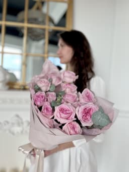 Букет из 15 Пионовидных Роз pink O’Hara с Эвкалиптом