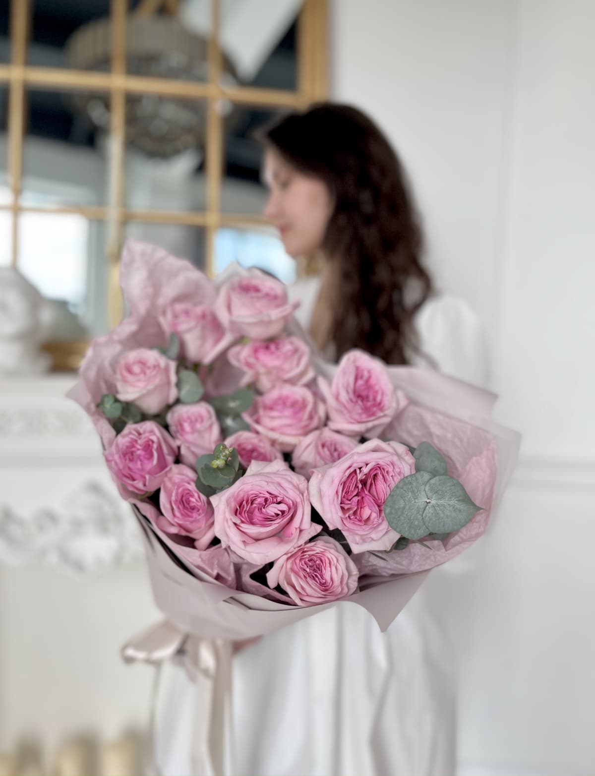 Букет из 15 Пионовидных Роз "Пинк Охара" с Эвкалиптом