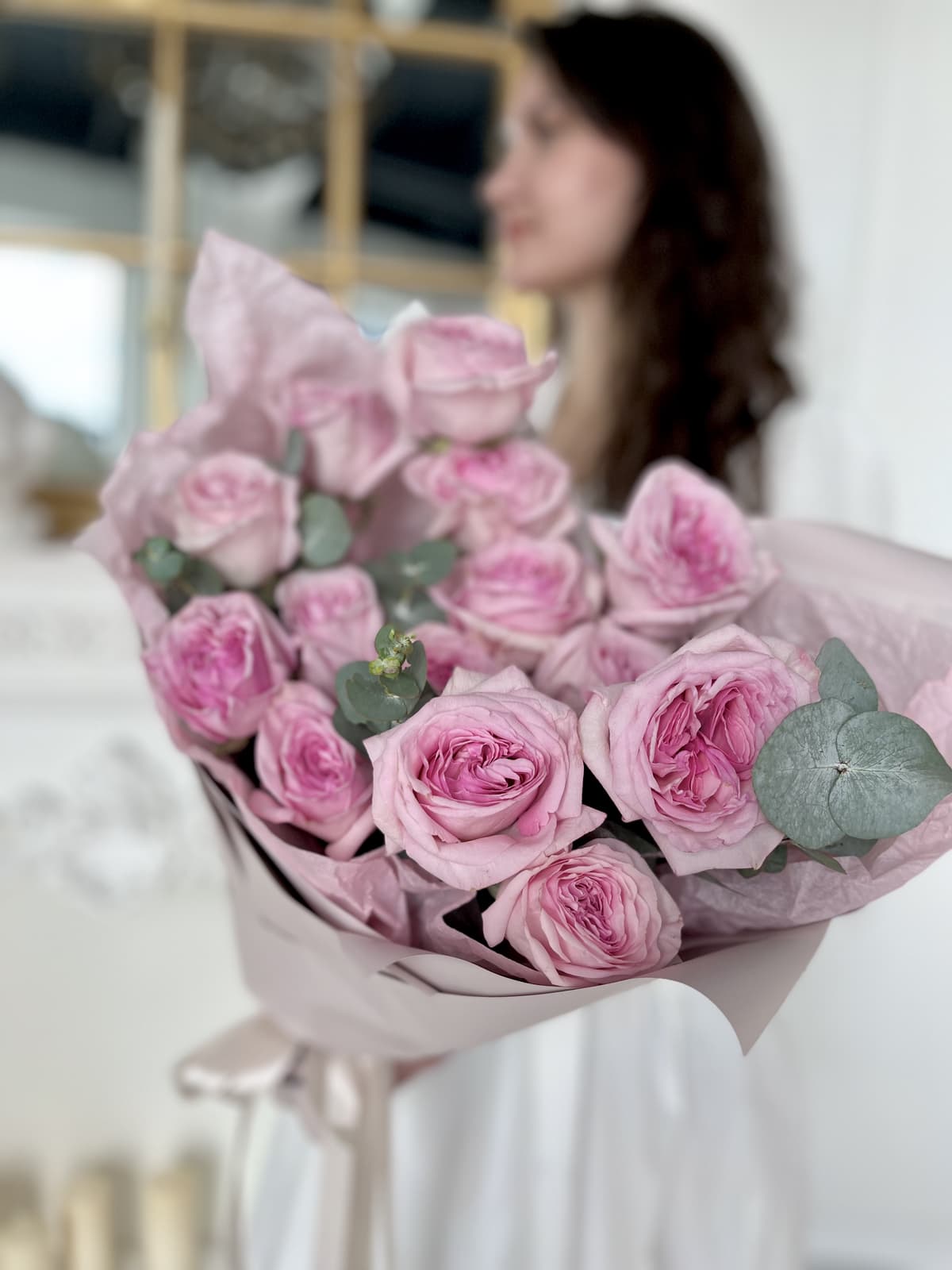 Букет из 15 Пионовидных Роз "Пинк Охара" с Эвкалиптом