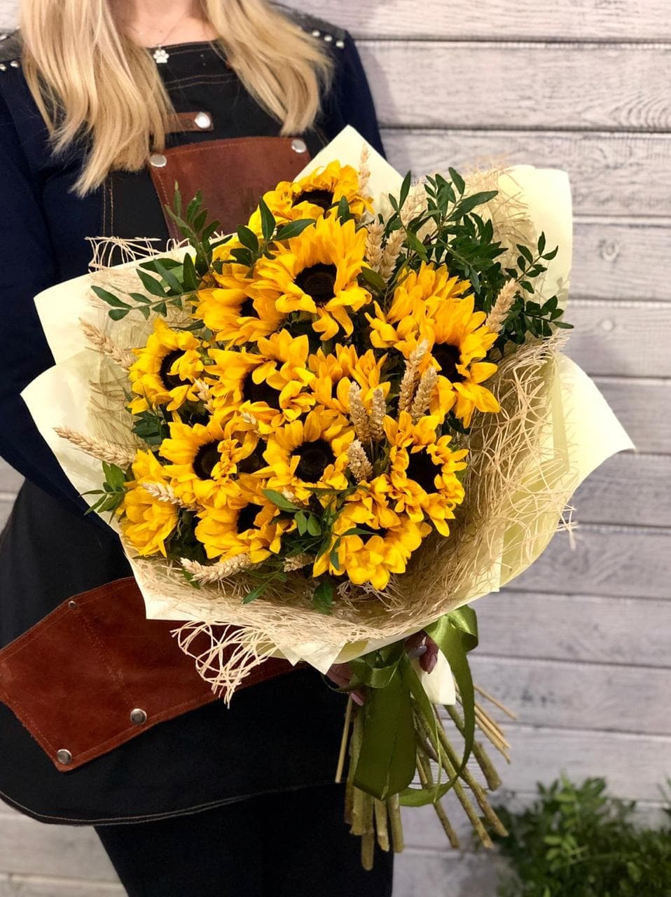 Букет из 15 подсолнухов в сизали