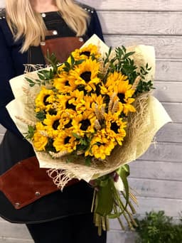 Букет из 15 подсолнухов в сизали