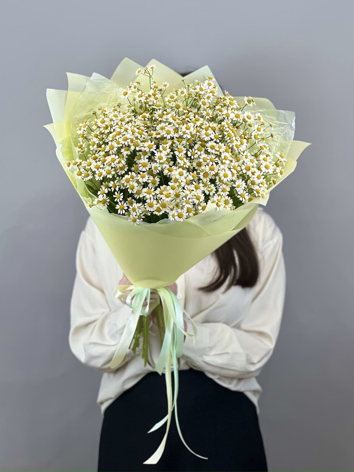 Нежный букет из 15 полевых ромашек