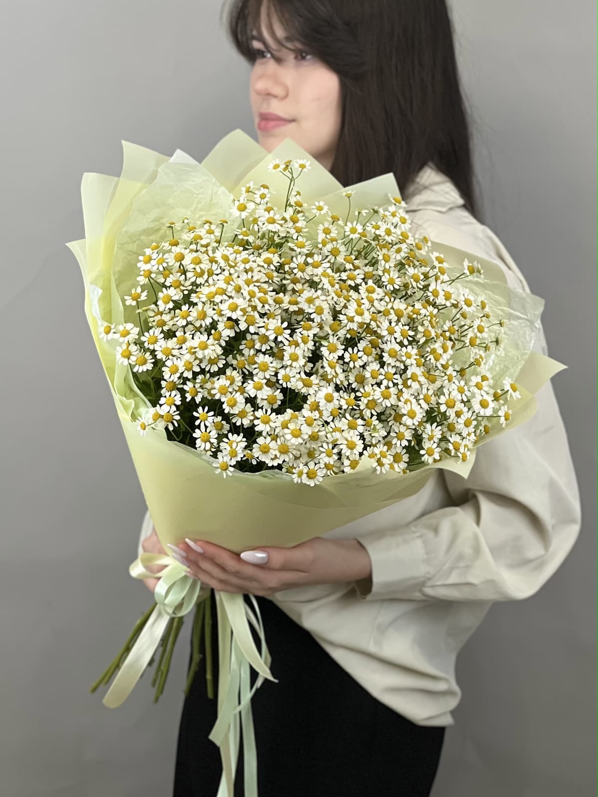 Нежный букет из 15 полевых ромашек