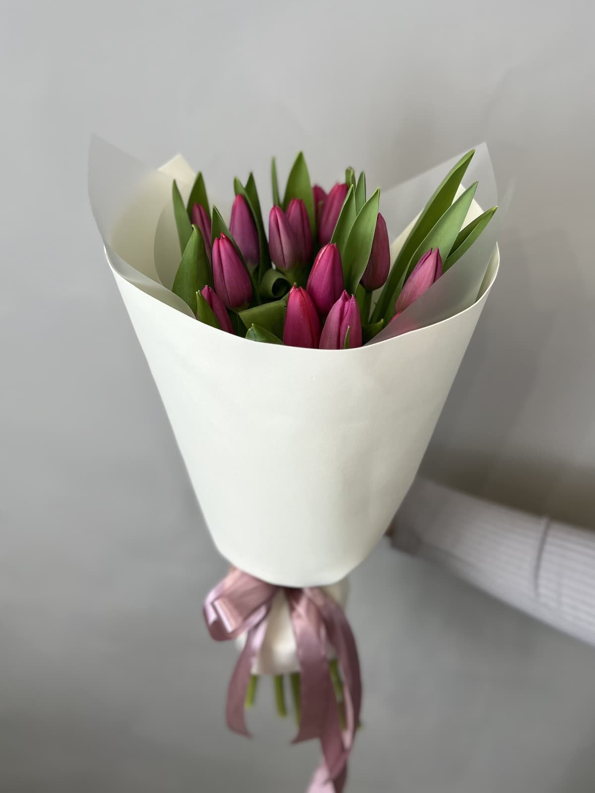 Букет из 15 пурпурных тюльпанов в фоамиране