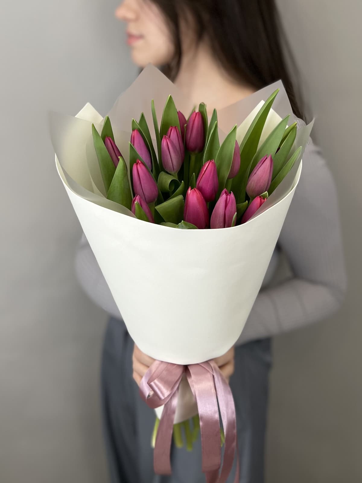 Букет из 15 пурпурных тюльпанов в фоамиране