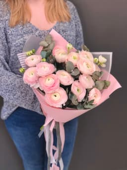 Букет из 15 Ранункулюсов в матовой бумаге