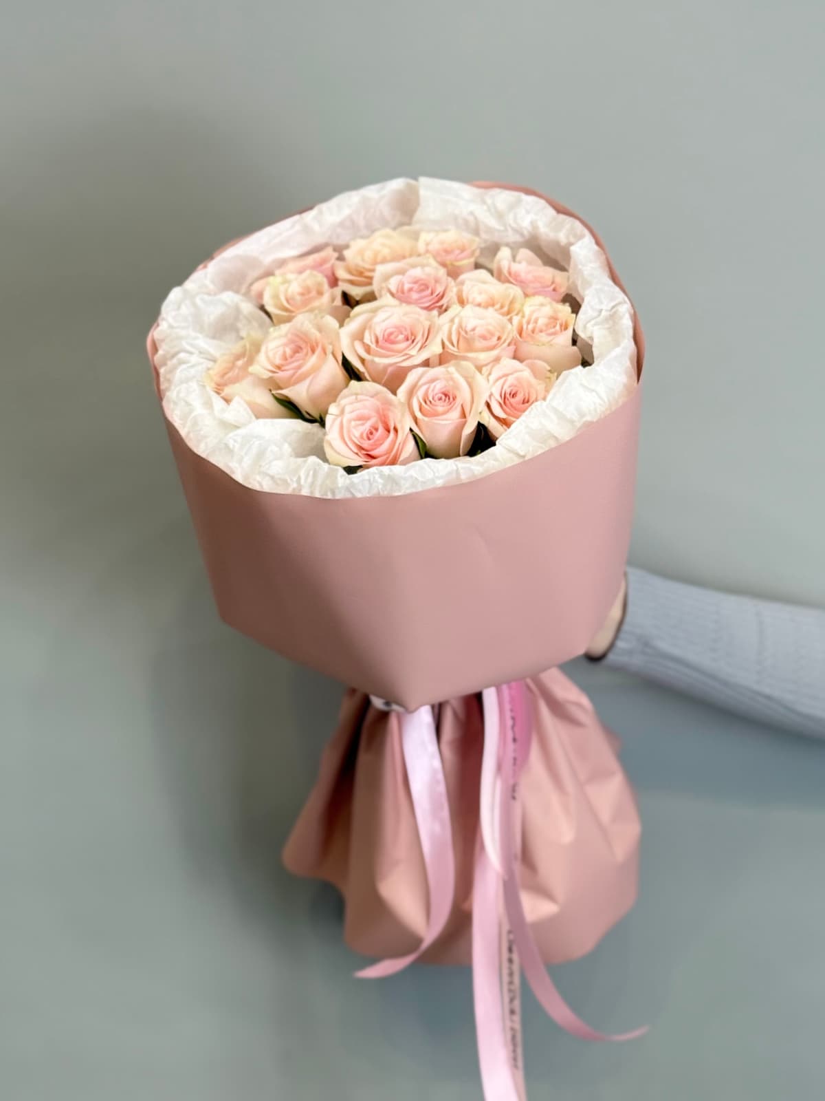 Букет из 15 розовых роз Кения 35-40 см в фирменной упаковке