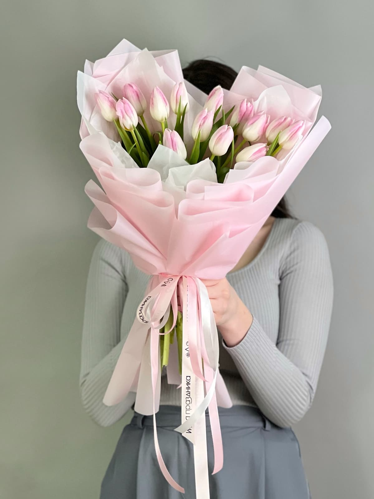 Букет из 15 розовых тюльпанов в фирменной упаковке