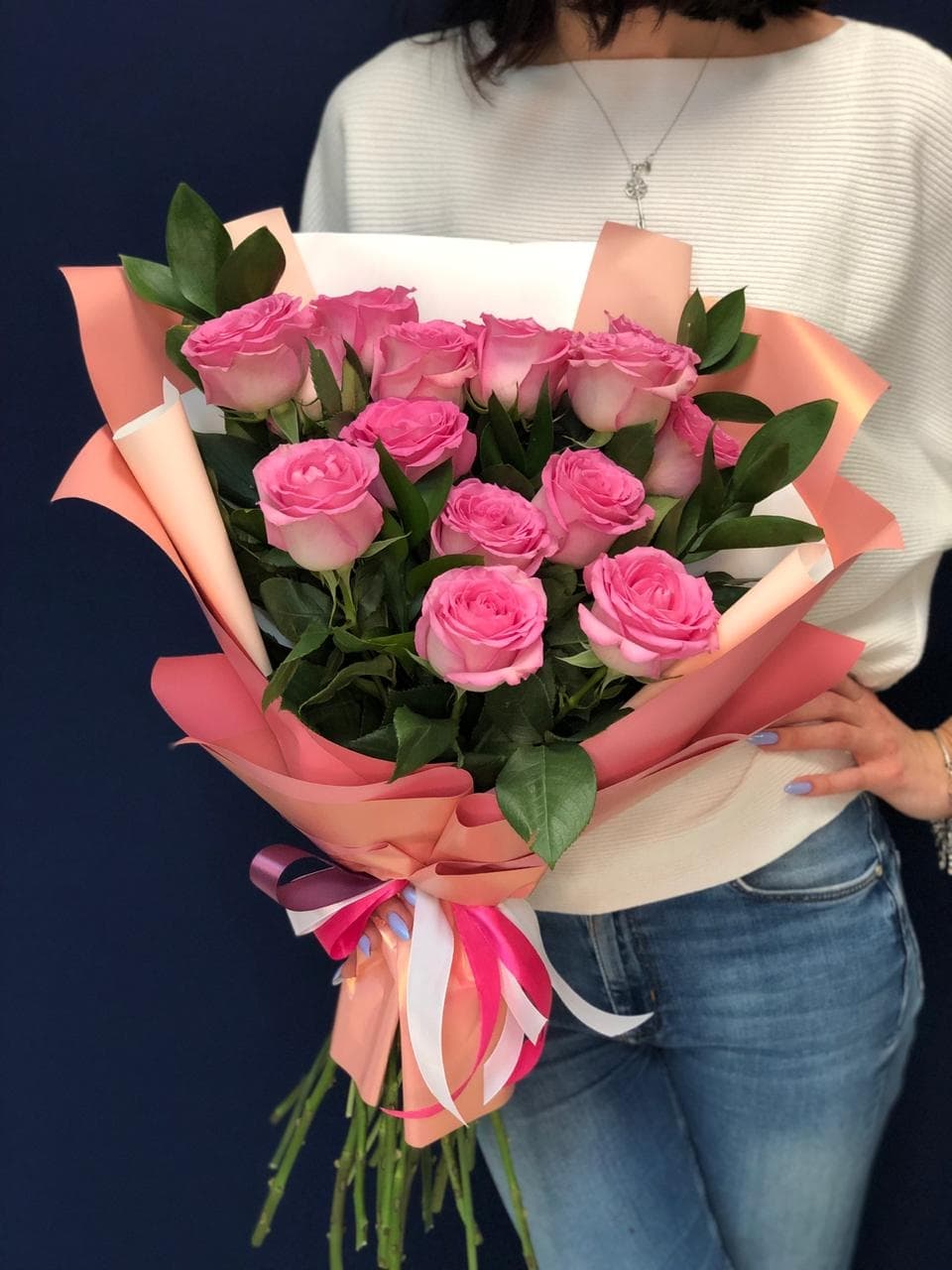 Букет из 15 розовых Роз Эквадор в фирменном оформлении 50 см