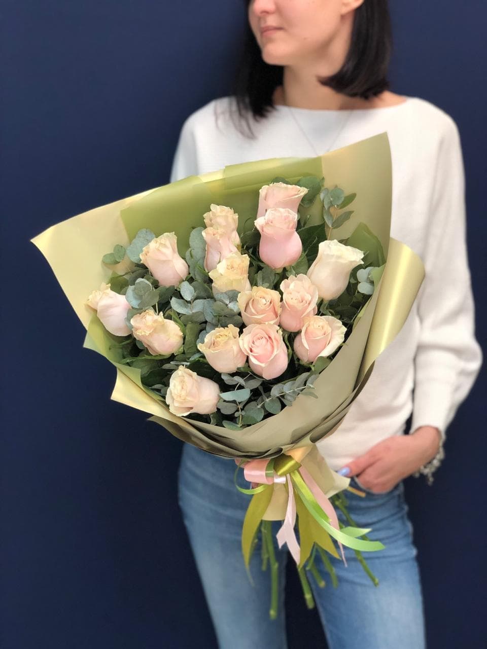 Популярный букет из 15 розовых роз Эквадор в фирменном оформлении 60 см 2 серия