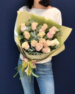 Популярный букет из 15 розовых роз Эквадор в фирменном оформлении 60 см 2 серия