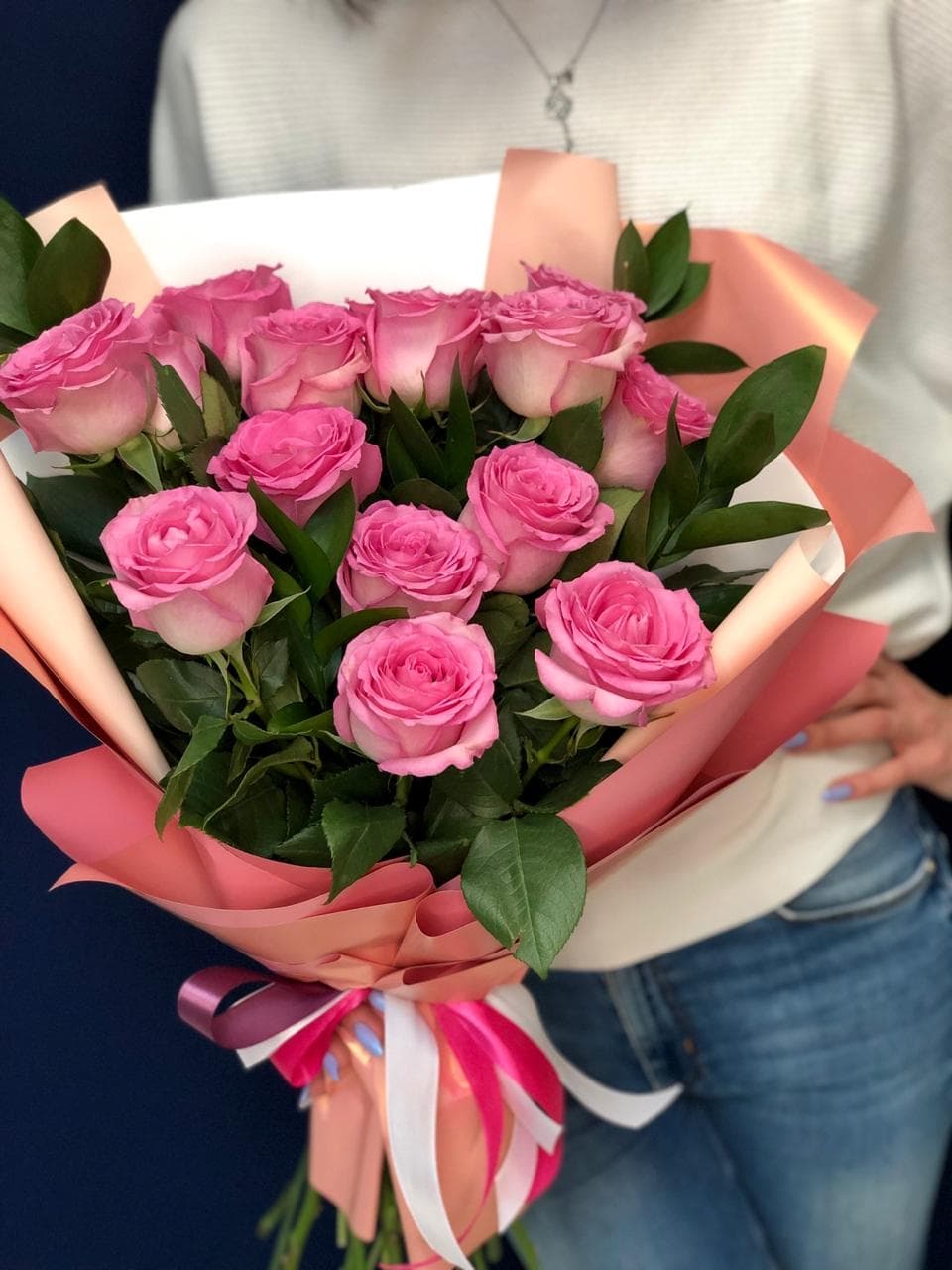 Букет из 15 розовых Роз Эквадор в фирменном оформлении 60 см