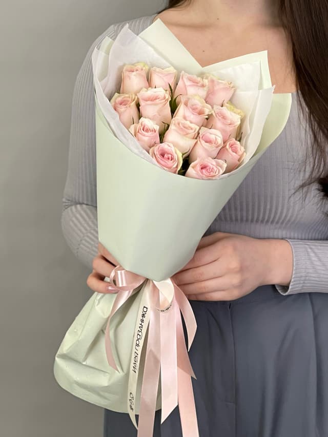 Популярный букет из 15 розовых роз Кения 35-40 см в матовой бумаге Популярный букет из 15 розовых роз Кения 35-40 см в матовой бумаге