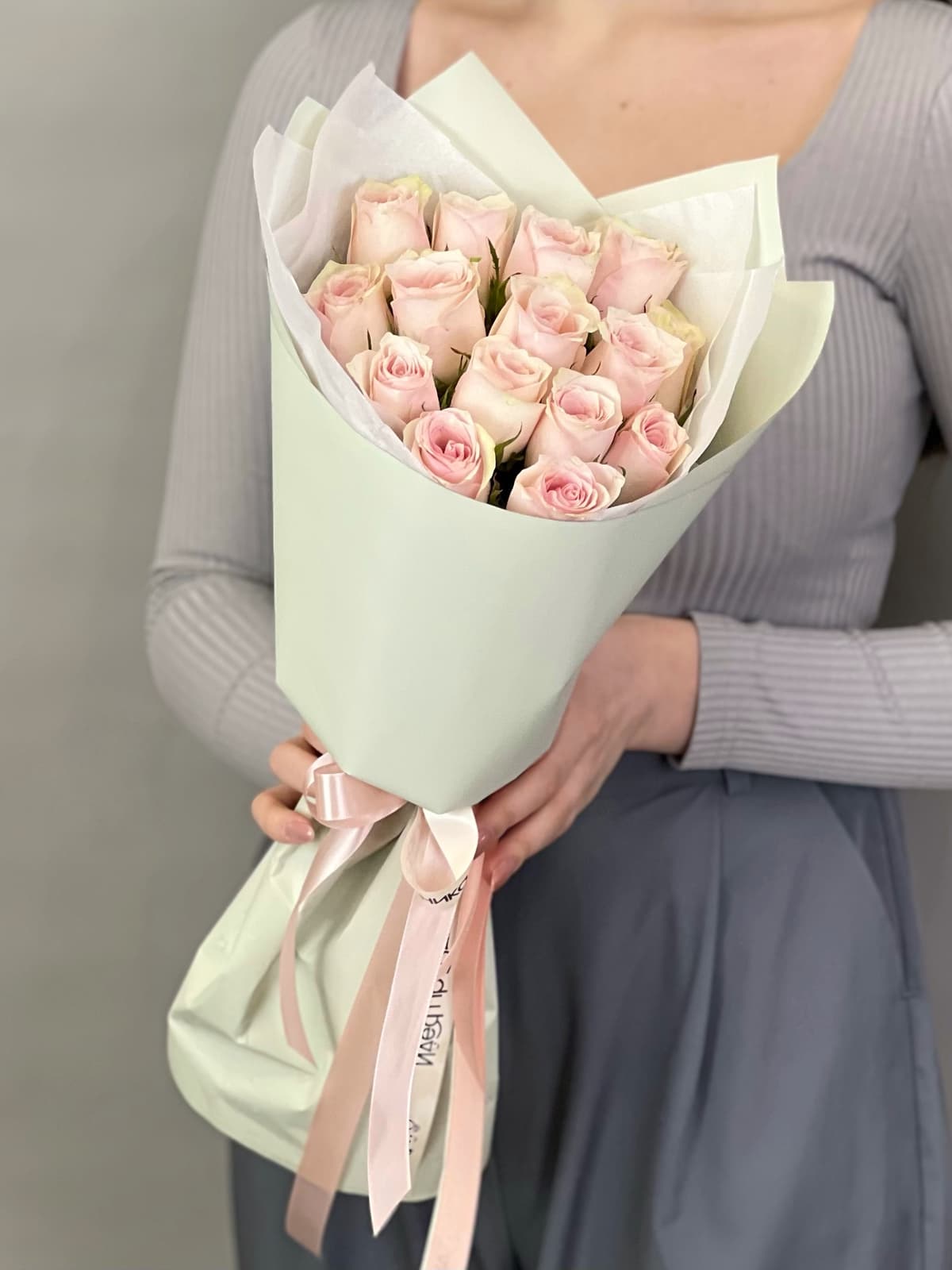 Популярный букет из 15 розовых роз Кения 35-40 см в матовой бумаге