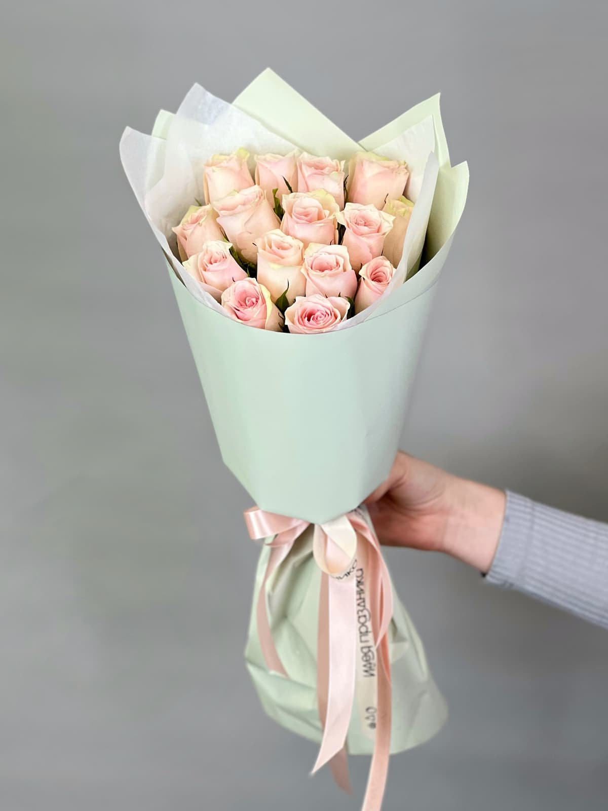 Популярный букет из 15 розовых роз Кения 35-40 см в матовой бумаге