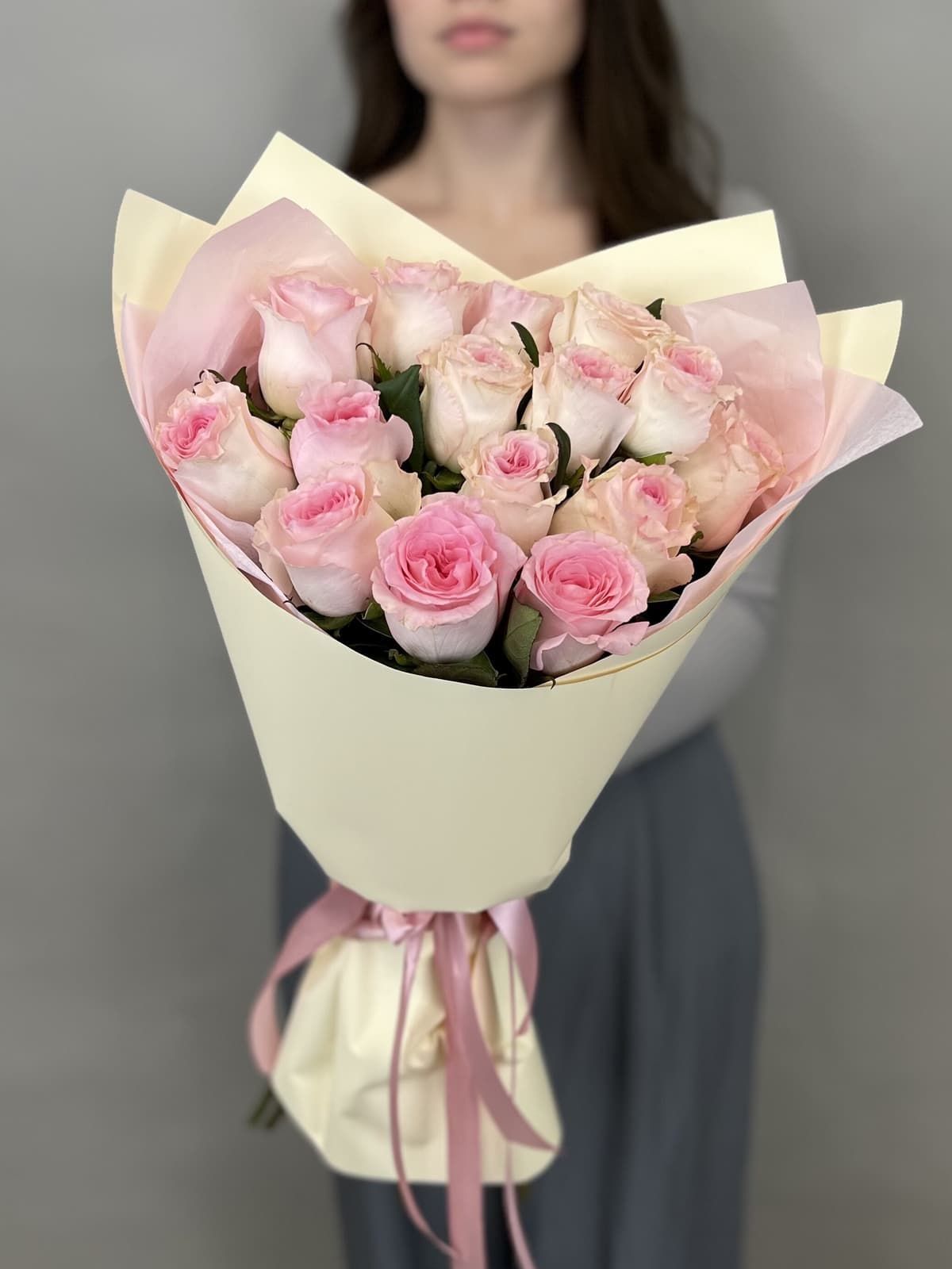 Весенний букет из 15 розовых роз стандарт 50 см в оформлении