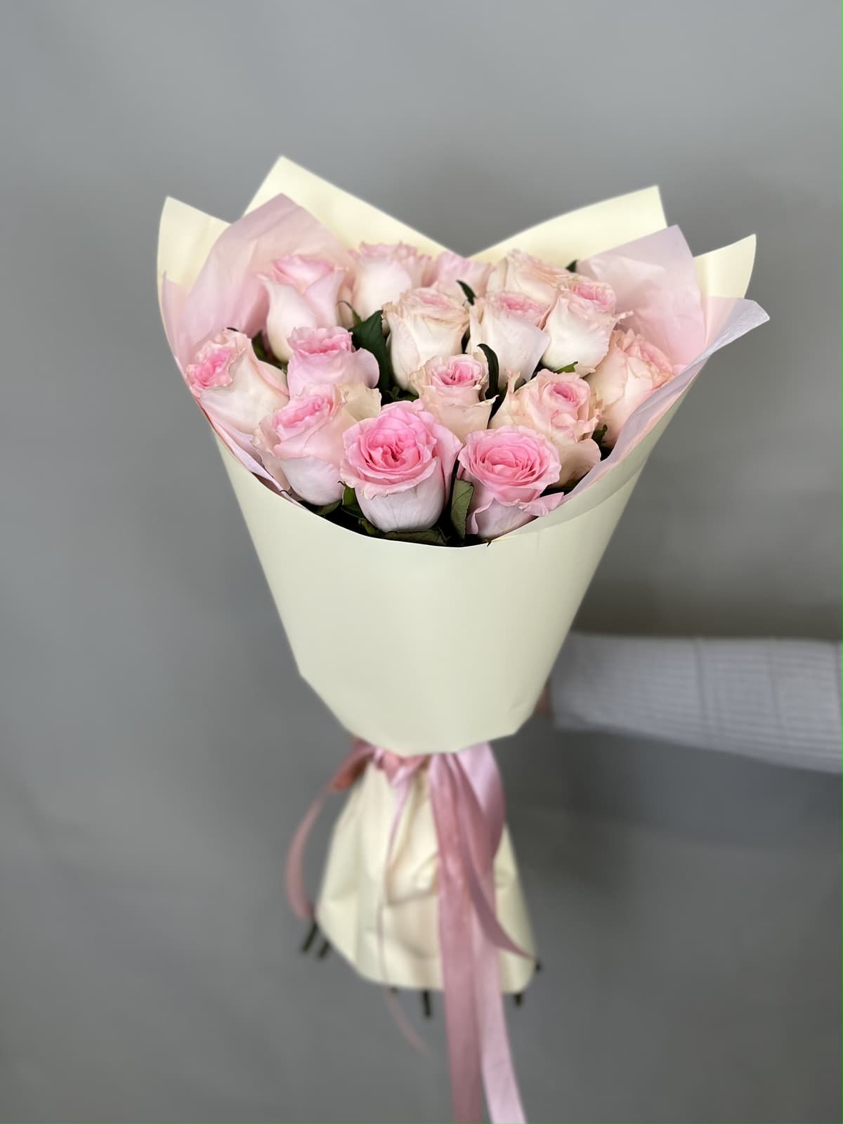 Весенний букет из 15 розовых роз стандарт 50 см в оформлении