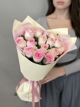 Весенний букет из 15 розовых роз стандарт 50 см в оформлении