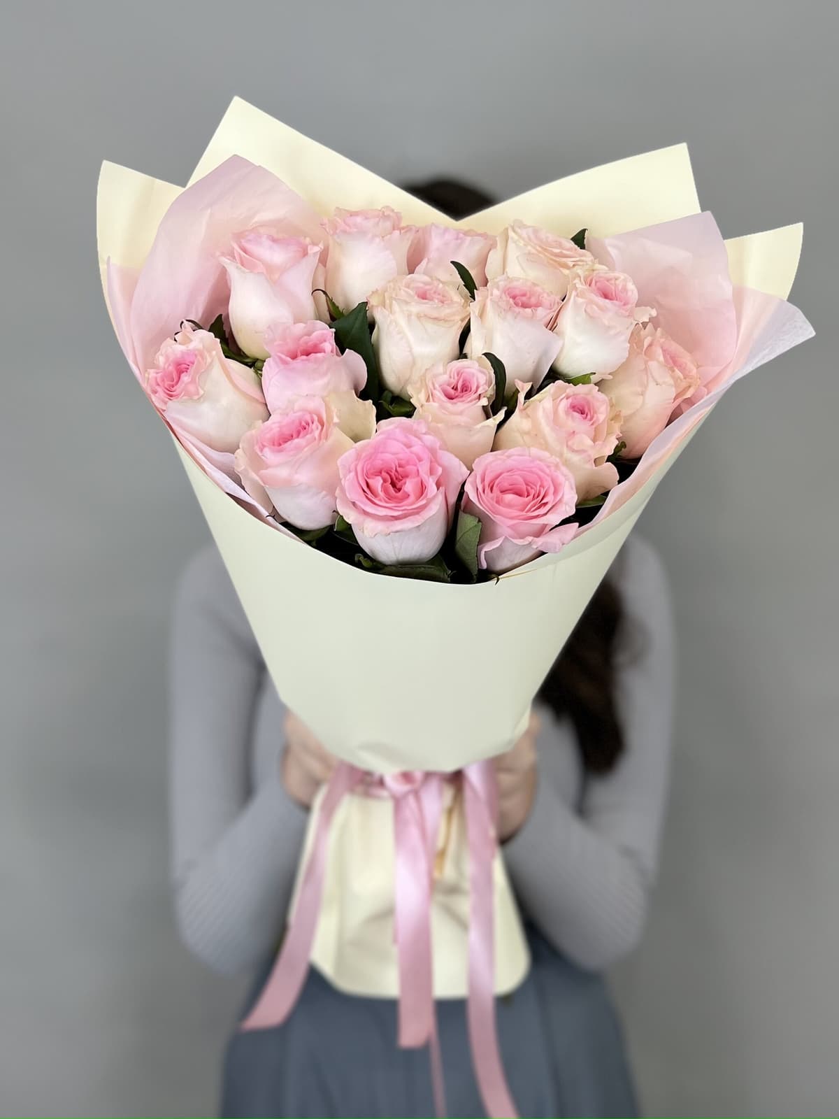 Весенний букет из 15 розовых роз стандарт 50 см в оформлении