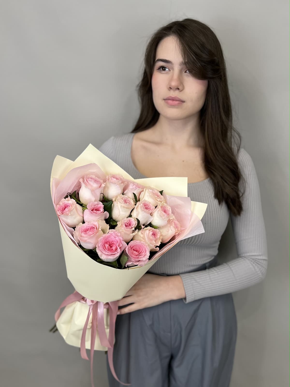 Весенний букет из 15 розовых роз стандарт 50 см в оформлении