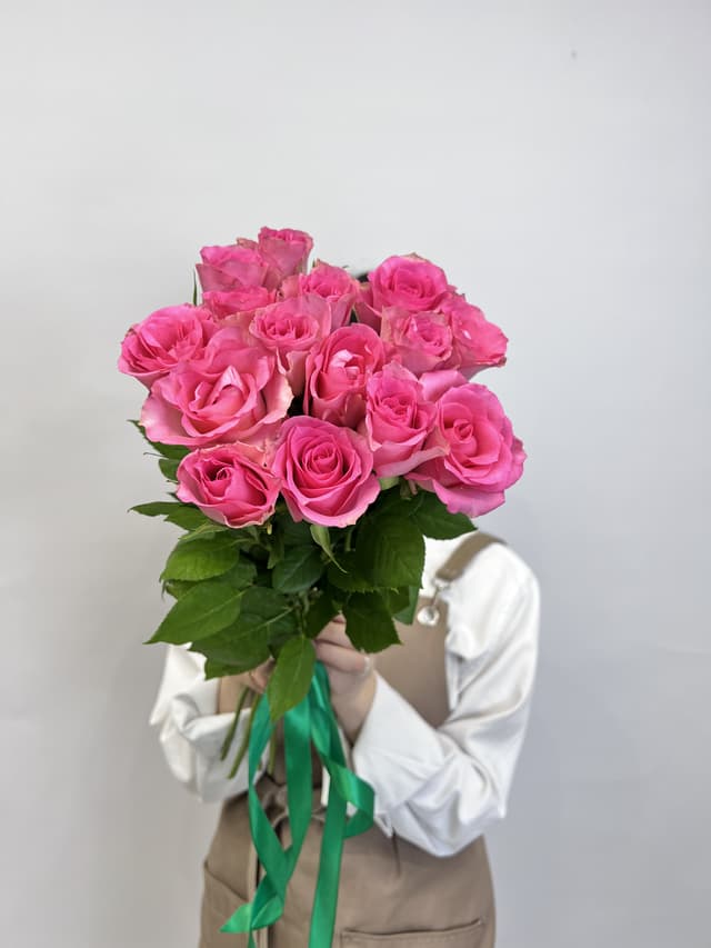 Цветочный букет из 15 розовых роз стандарт 50 см Цветочный букет из 15 розовых роз стандарт 50 см