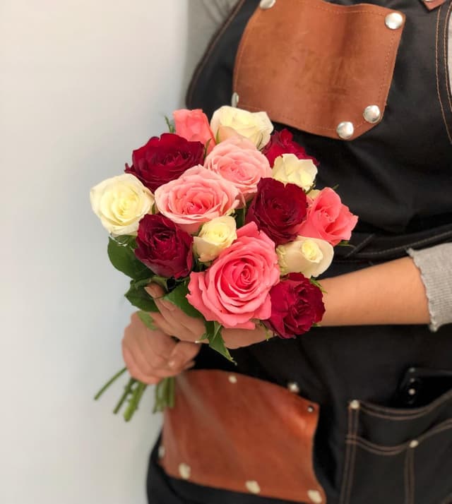 Нежный букет из 15 розы Кения микс 35-40см Нежный букет из 15 розы Кения микс 35-40см