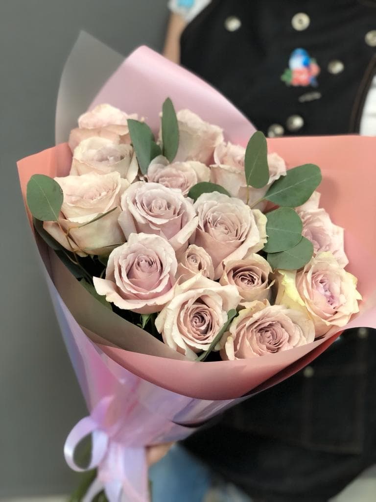 Букет из 15 сиреневых Роз Эквадор в фирменном оформлении 60 см