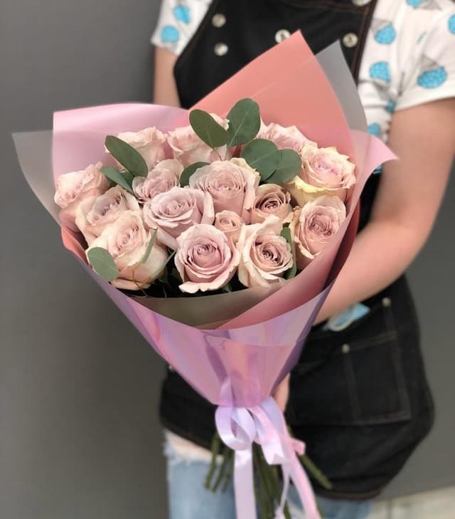 Праздничный букет из 15 сиреневых Роз Эквадор в фирменном оформлении 70 см Праздничный букет из 15 сиреневых Роз Эквадор в фирменном оформлении 70 см