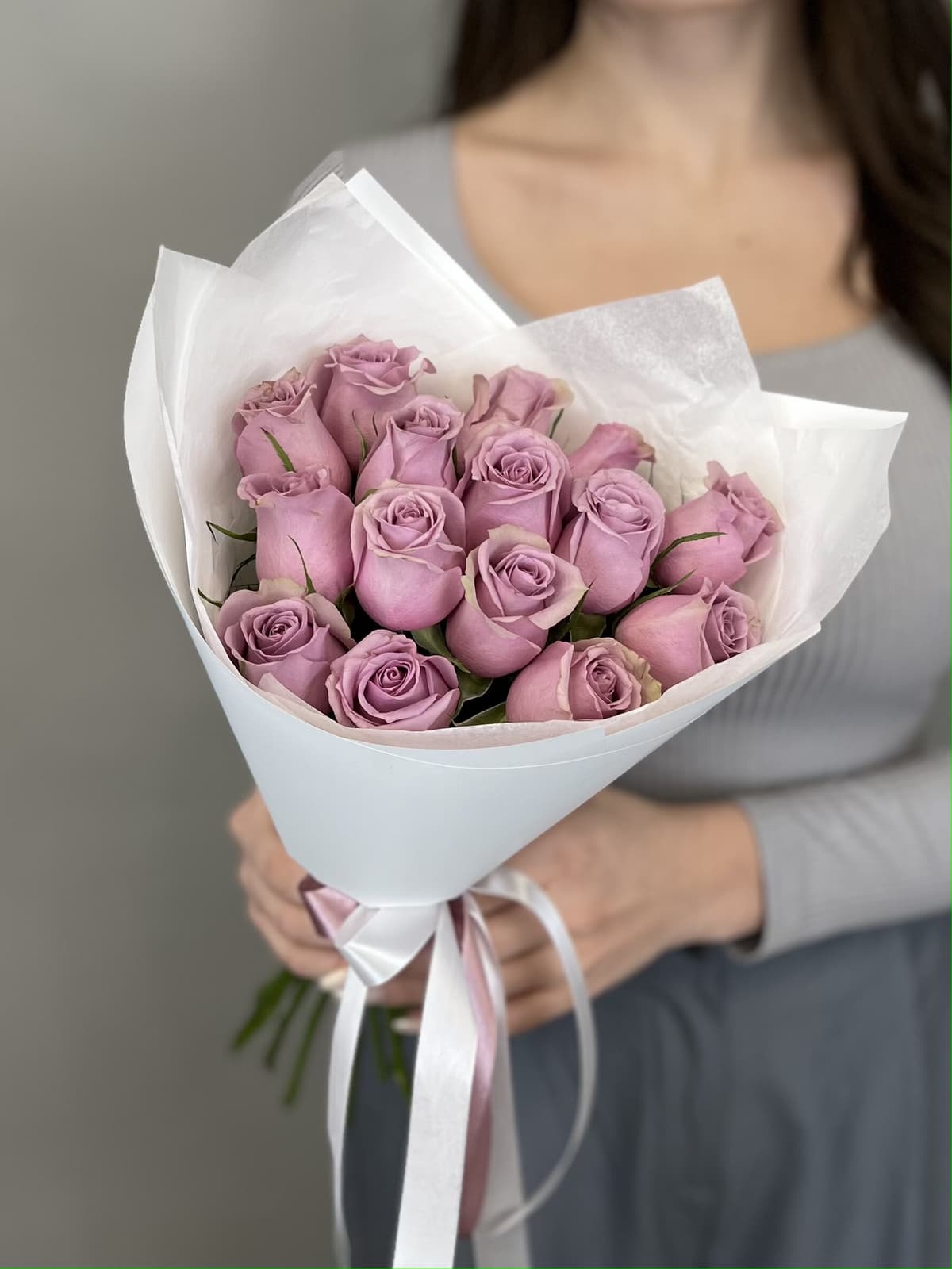Букет из 15 сиреневых роз Кения 35-40 см в матовой бумаге
