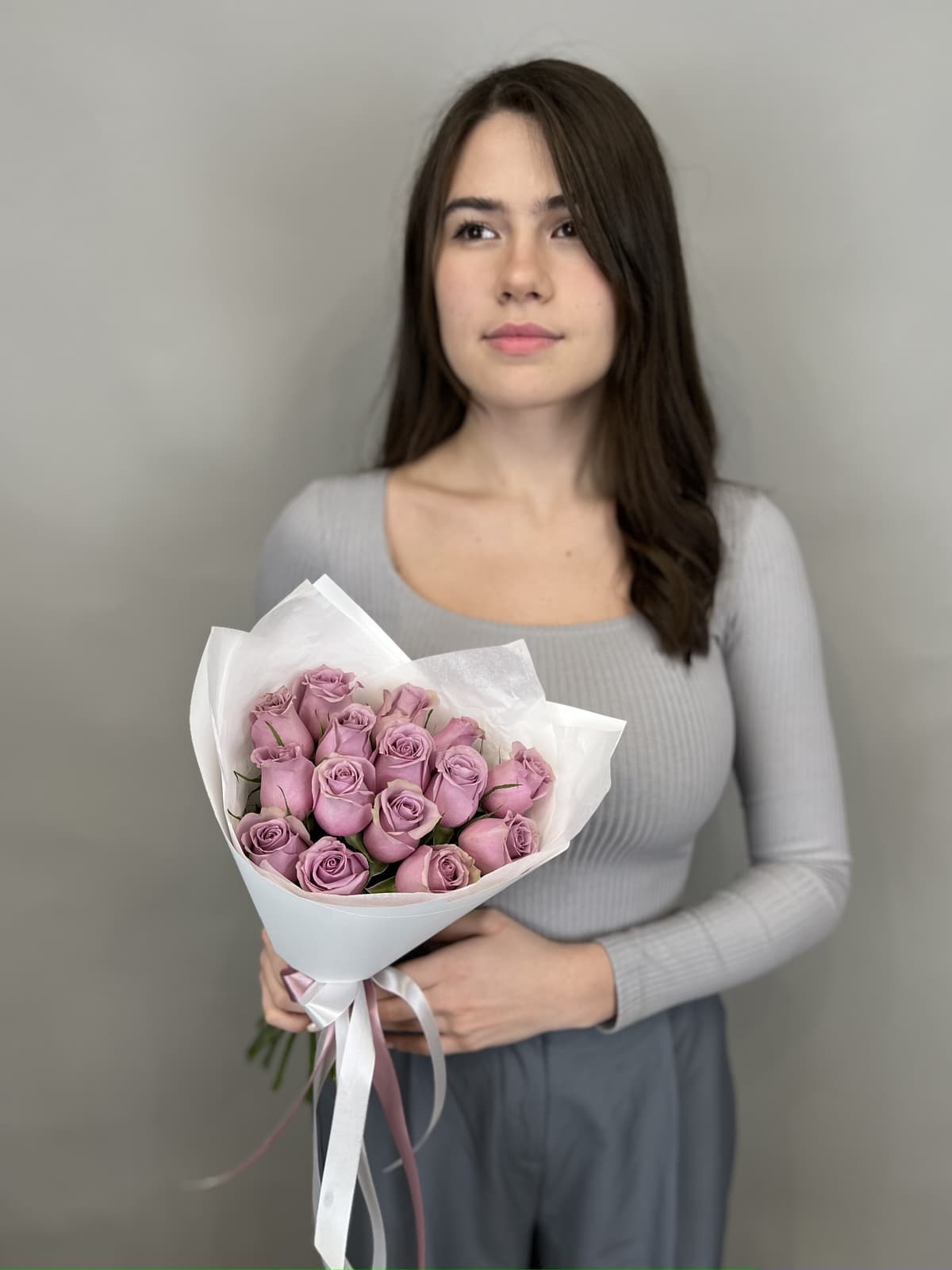 Букет из 15 сиреневых роз Кения 35-40 см в матовой бумаге