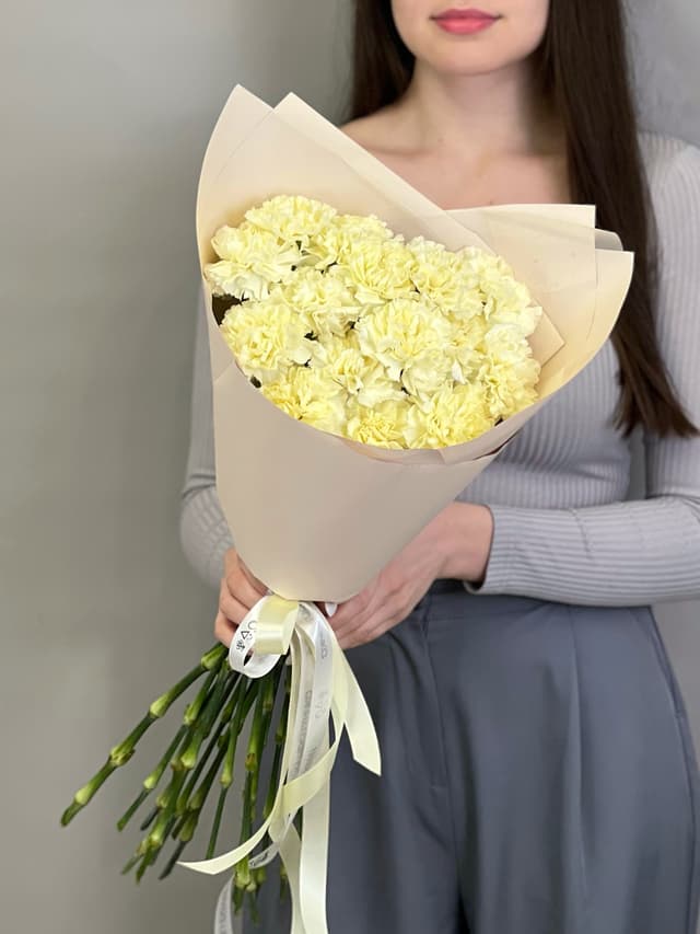 Праздничный букет из 15 сливочных диантусов Праздничный букет из 15 сливочных диантусов