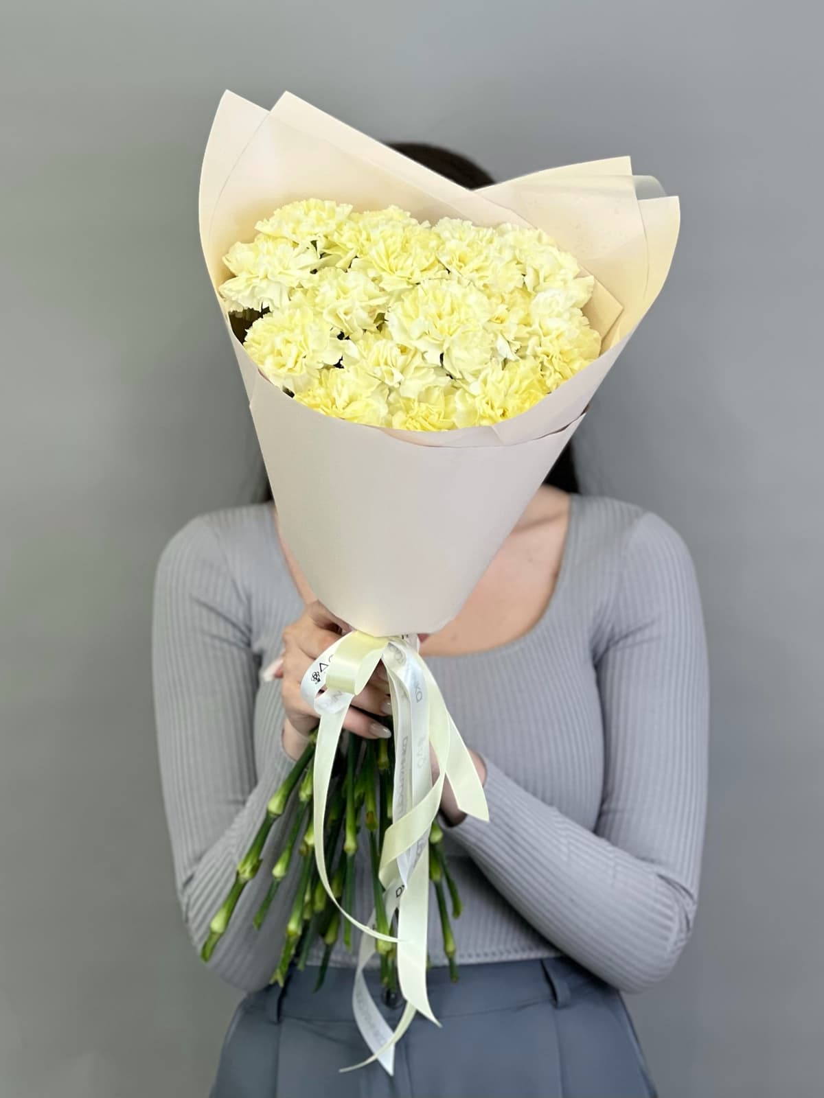 Праздничный букет из 15 сливочных диантусов