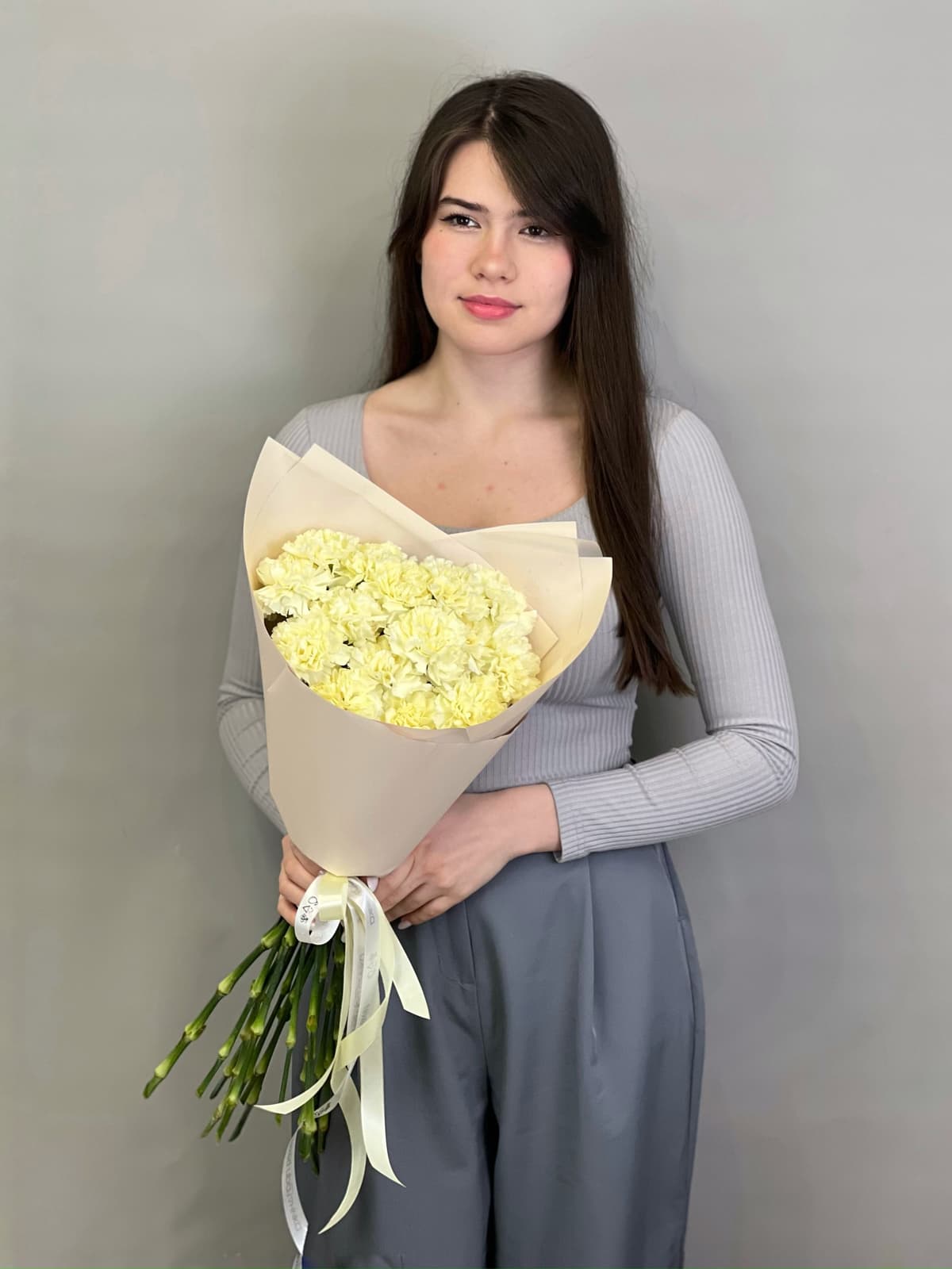 Праздничный букет из 15 сливочных диантусов